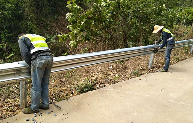 苏州高速公路护栏的定期维护与保养